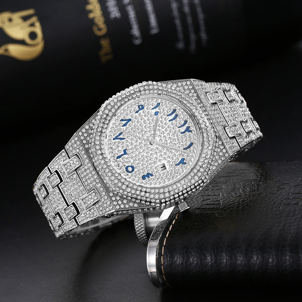 Europees Hip Hop horloge voor heren met volledig diamantaccent, Arabische cijfers en quartz uurwerk. 