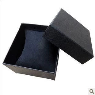 Herrenhorloge met drie wijzerplaten, zes wijzers en een groot kalenderraam. 